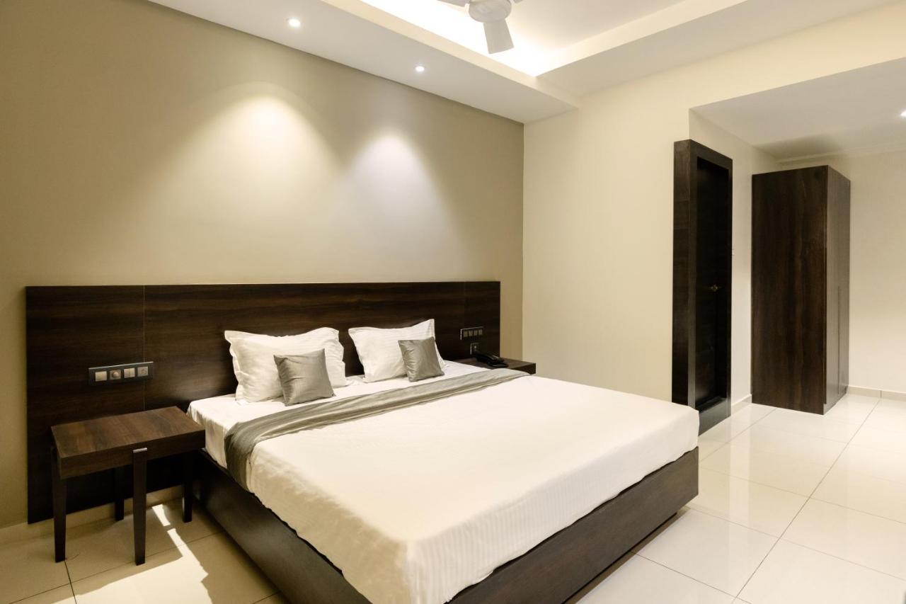 Hotel Paramount Suites & Service Apartments Mangalor Kültér fotó