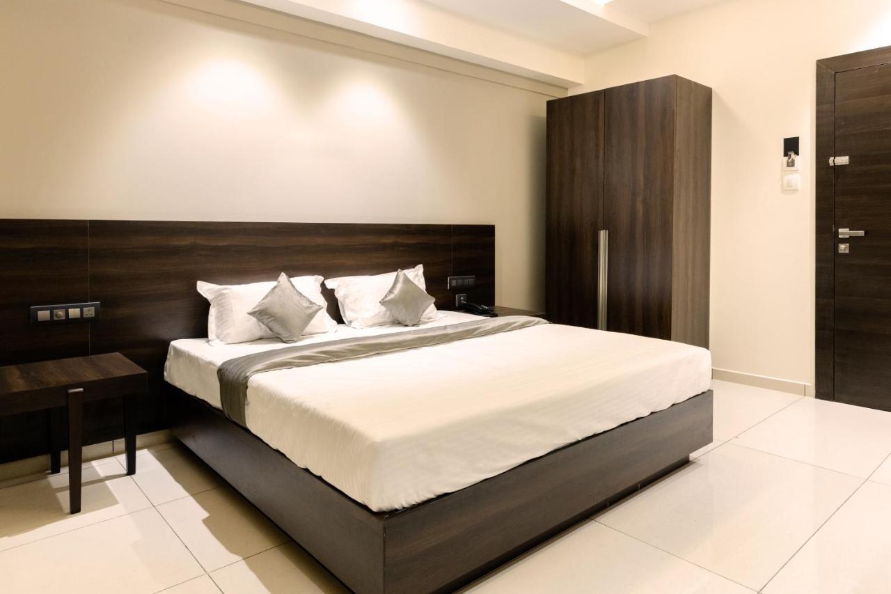Hotel Paramount Suites & Service Apartments Mangalor Kültér fotó