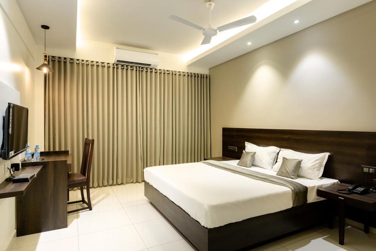 Hotel Paramount Suites & Service Apartments Mangalor Kültér fotó